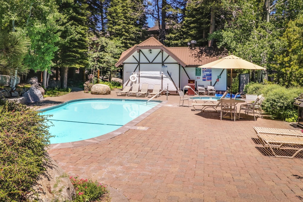 1BR Condo w/ Access to Resort Pools, Spa & Gym