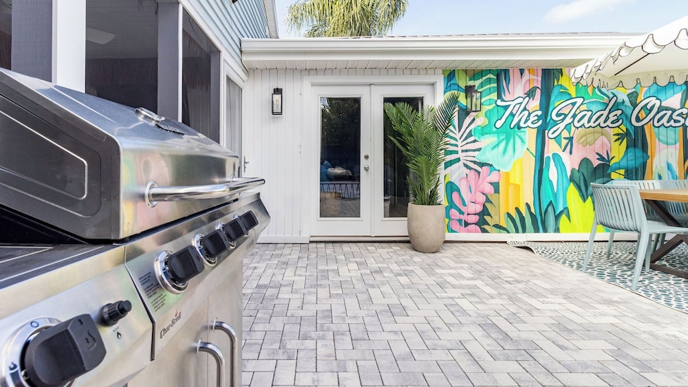 PCB Stay w/ Heated Pool, Hot Tub, Bars, Game Room & Quick Walk to Beach The Jade Oasis by Avantstay