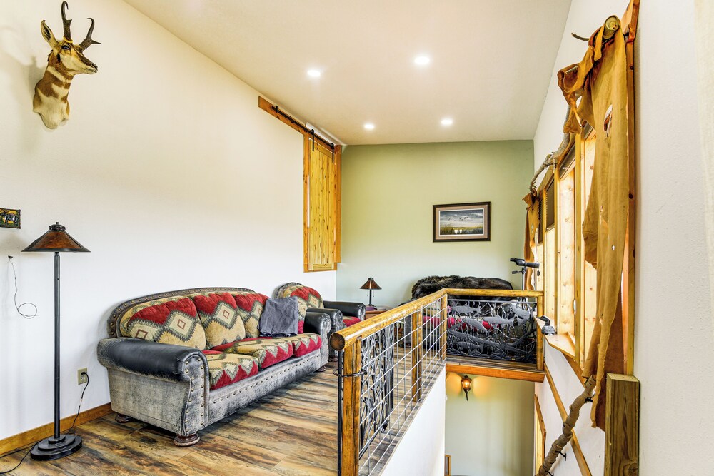 5 Mi to Lake: Secluded Pinedale Retreat w/ Sauna!
