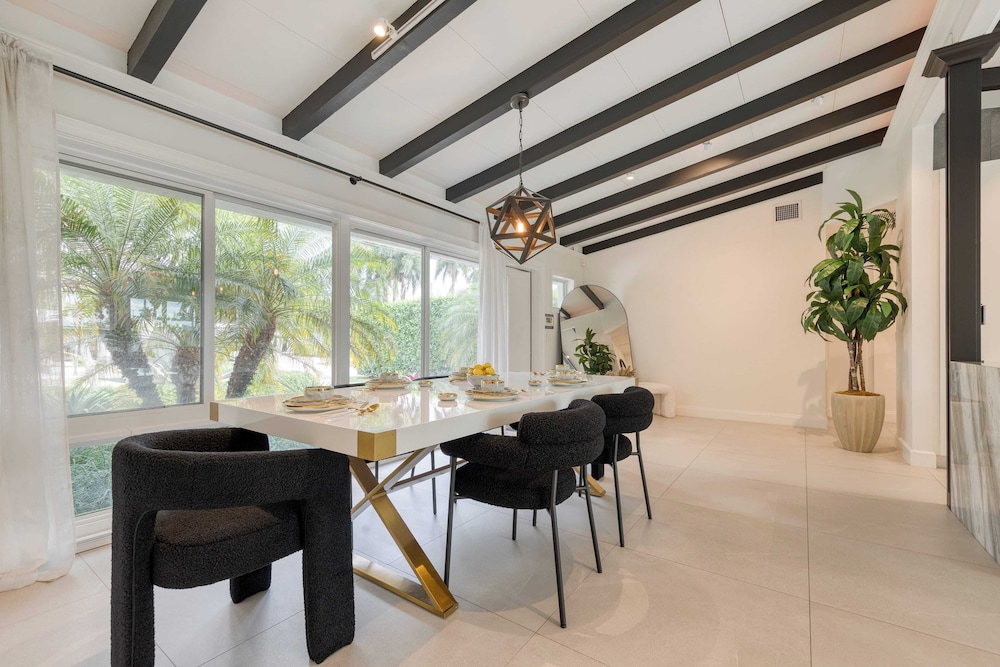 Luxury Waterfront Home w/ Pool, Hot Tub & Dock Near Las Olas Gulfstream