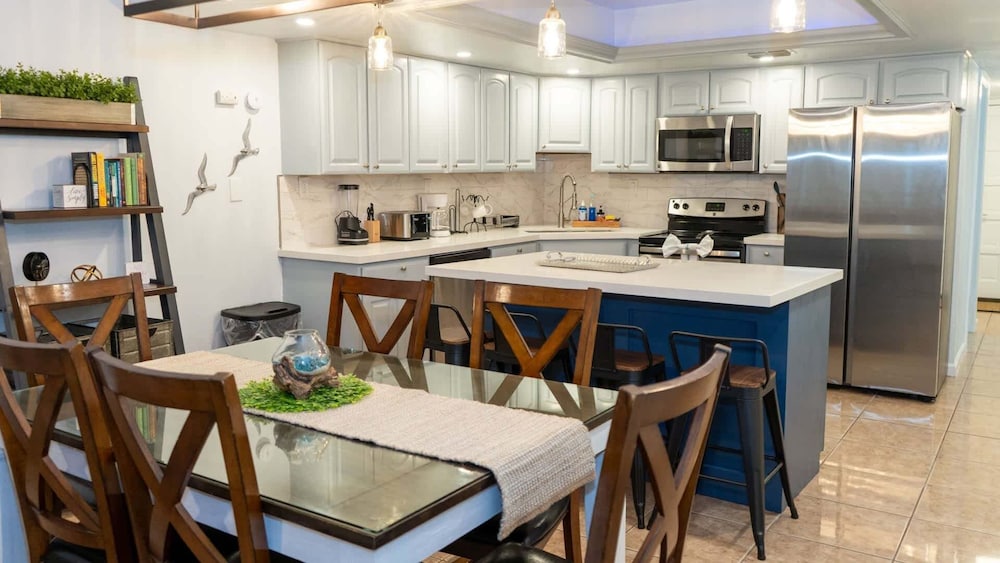 Sleeps 10 Direct Beach Heated Pool 3 Bedroom Apts