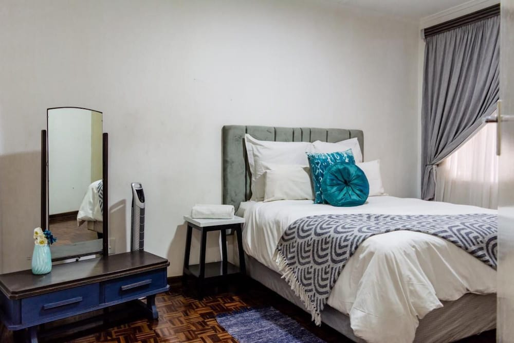 Modern 3 Bedroomed Guesthouse in Pardonhurst - 2037 view 3