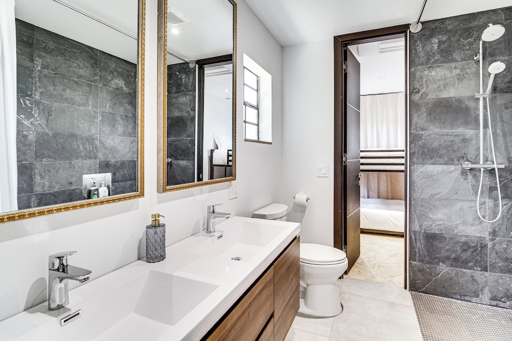Walk to Beach & Eats: Modern Indialantic Apt