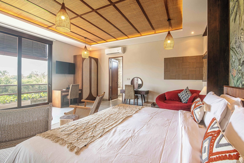 Luxury 5-bedroom Canggu Beach Villa With Scenic Ri