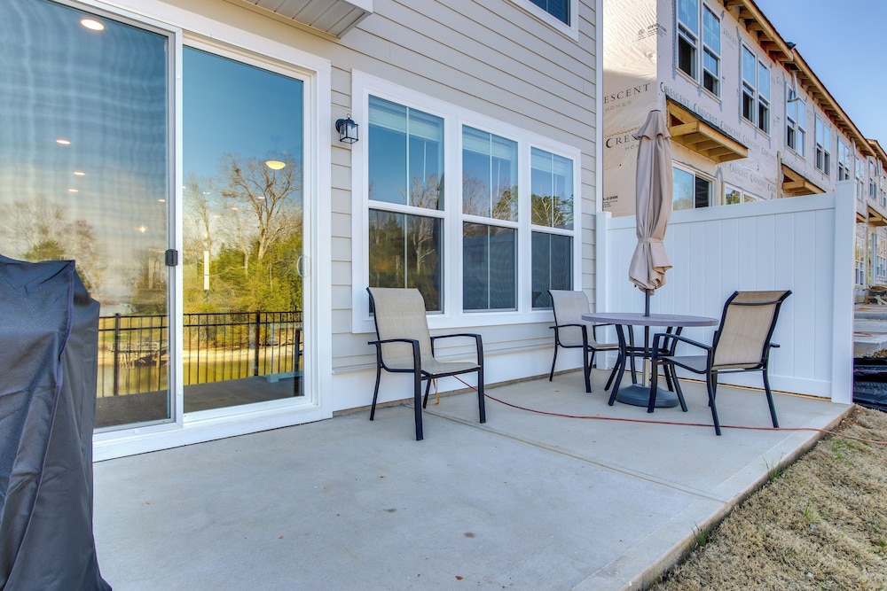 Lake Greenwood Getaway w/ Docks & Waterfront Views