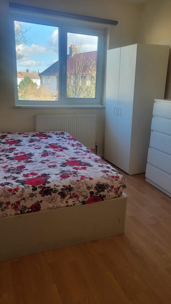 London Villa Retreat With 3 Bedrooms