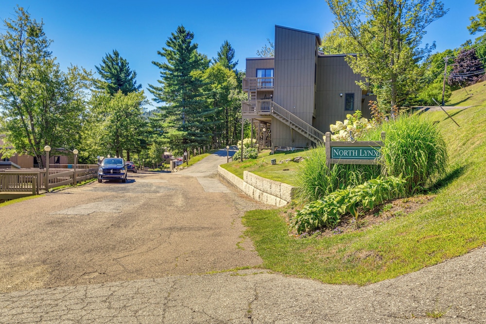 < 1/2 Mi to Sugarbush Resort: Condo w/ Deck!