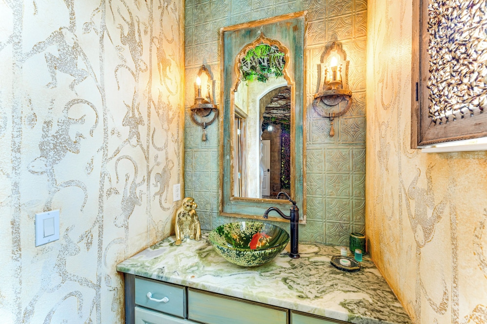 Themed Rooms, Pool & More! Custom Davenport Villa