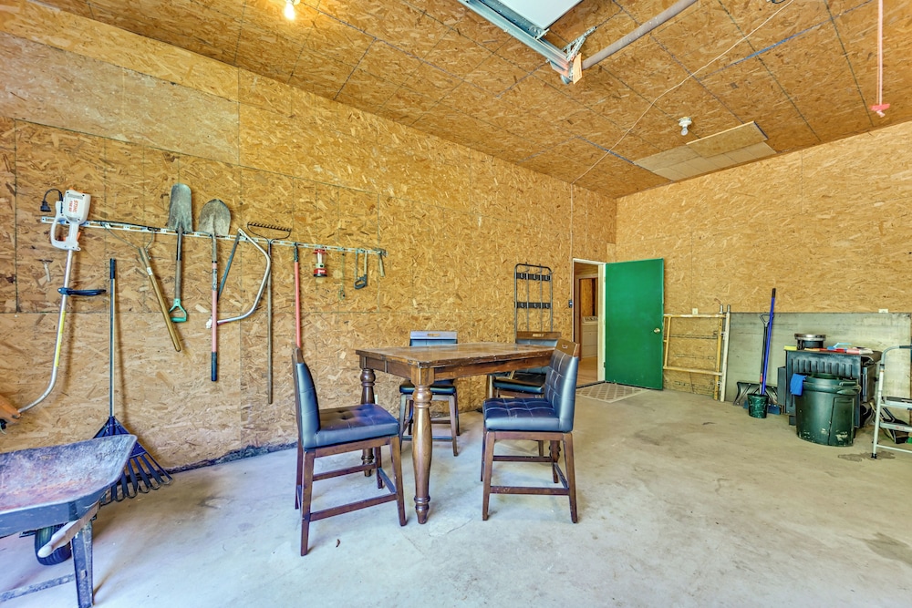 Ohio Hunters Cabin w/ Pond Access: Pets Welcome!