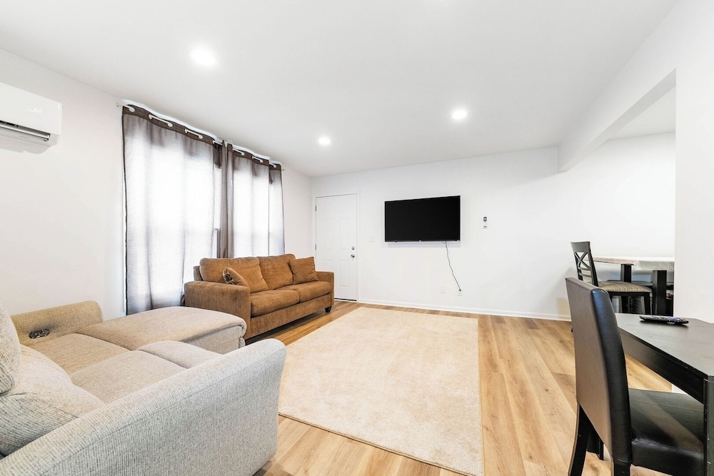 Renovated Apt w/ A/c, Wifi & Free Parking