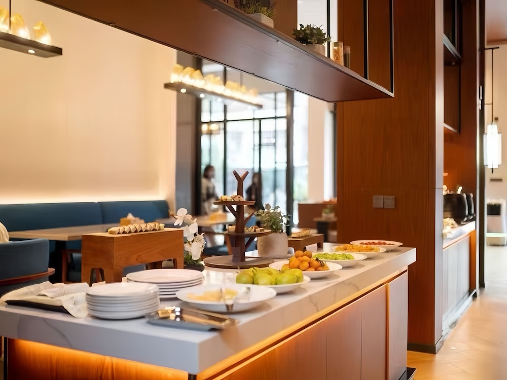 Trendy Romantic Hotel Guangzhou Panyu Qiaonan Aoyuan Plaza Branch - Free Deliver Service to Canton Fair Complex During Canton Fair Period