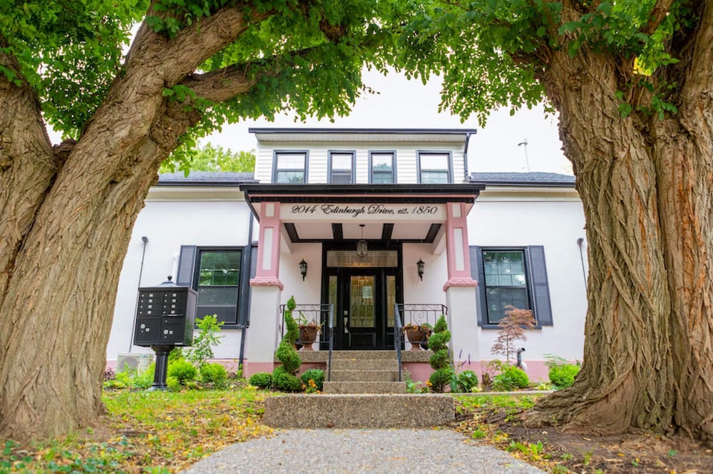 Detached Victorian Style Tiny Home - Long Stays U7