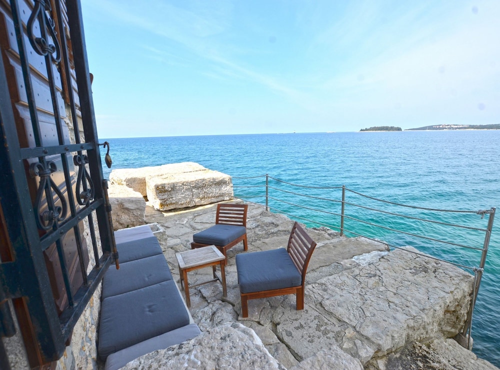 Waterside Cove Oasis Apartment Rovinj