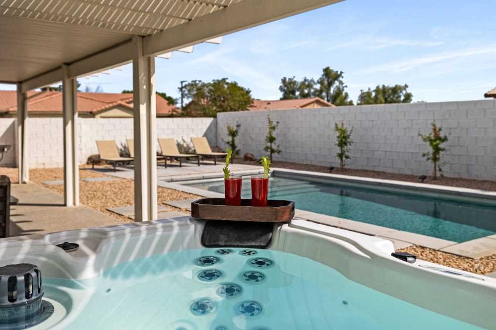 Montego by Avantstay Private Yard w/ Pool & Hot Tub