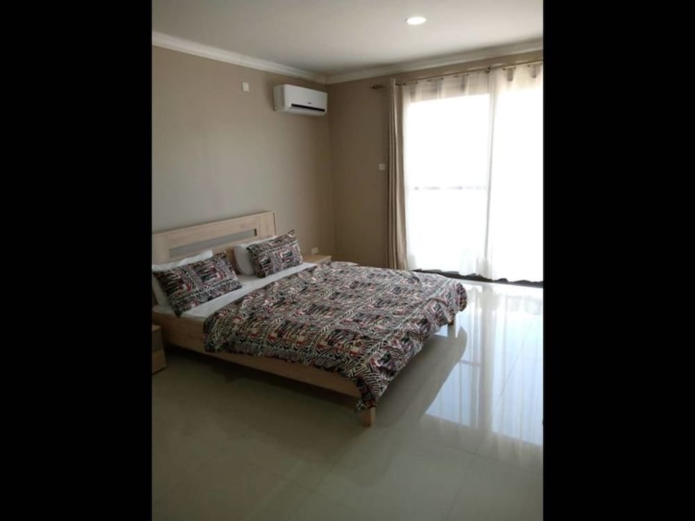 4 Bedrooms Exclusive Apartment in Jesmondin view 2