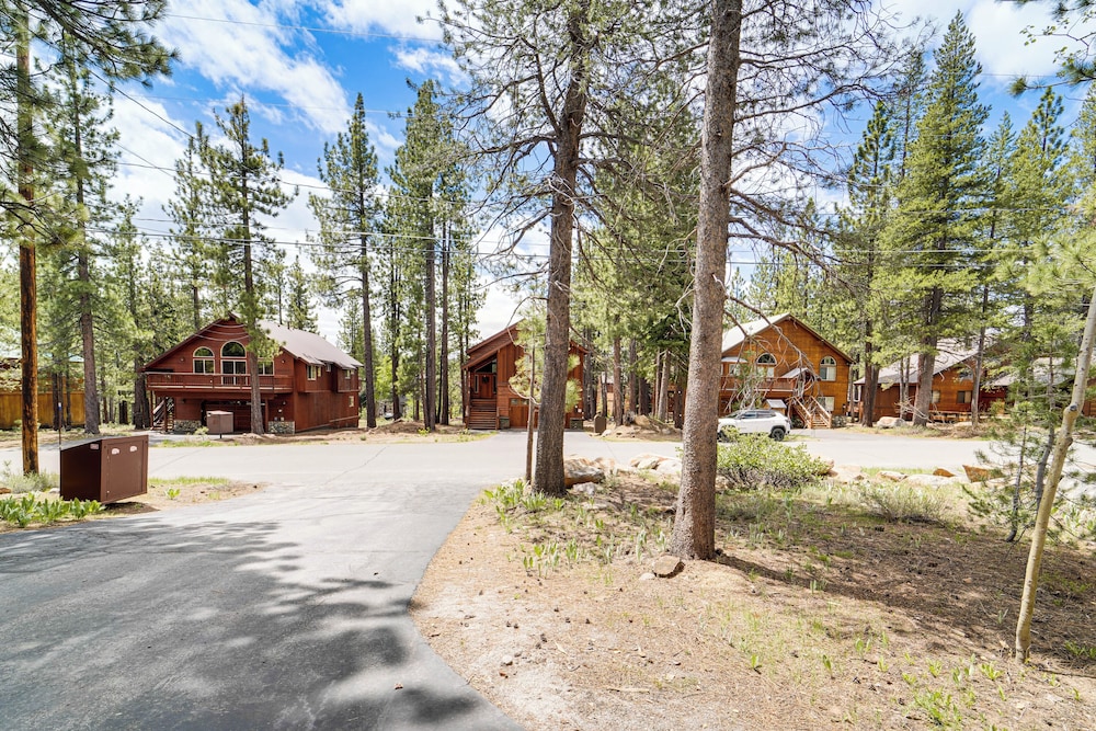 Home w/ Deck + Access to Tahoe Donner Amenities! view 4