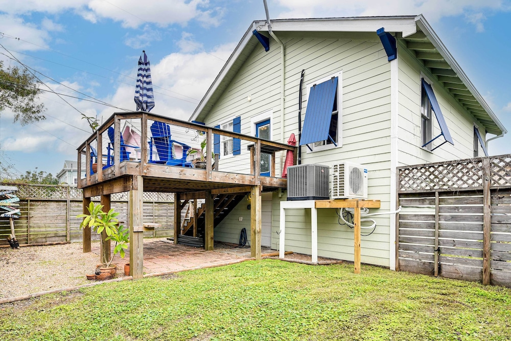 Walk to Beach: Galveston Home w/ Fenced Yard!