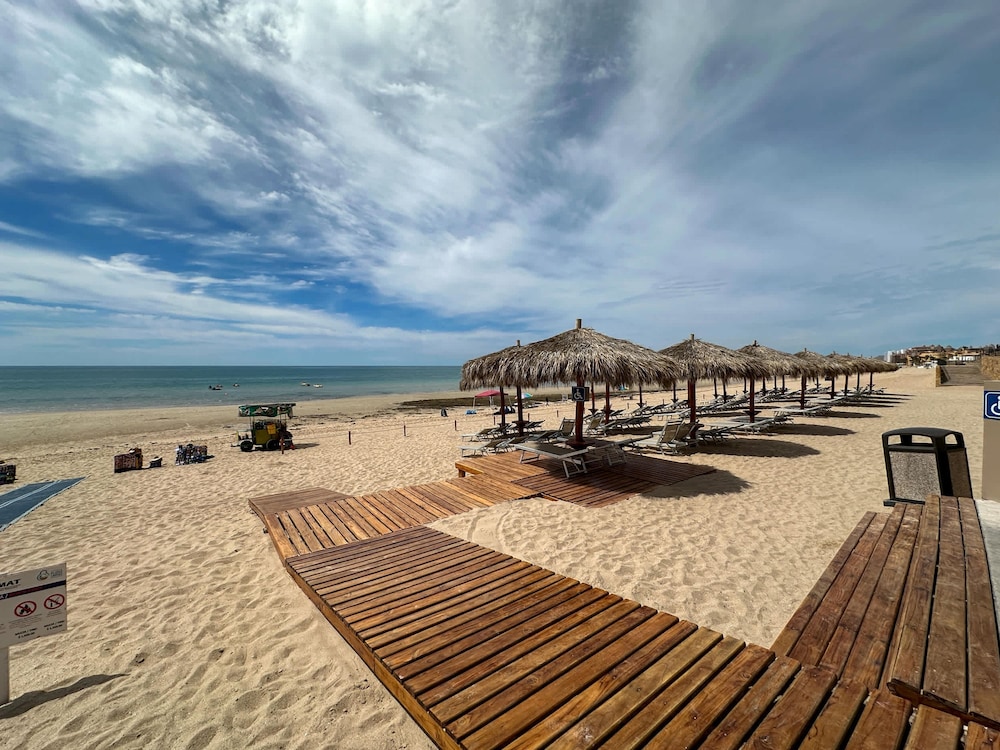Paradise Found Luxe 2BR Condo in Iconic Location