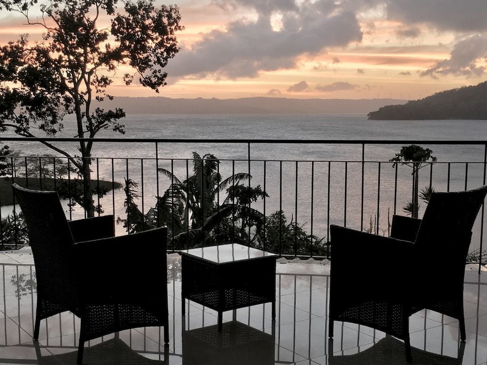 BlueBay Bugenvil Lake Lodge