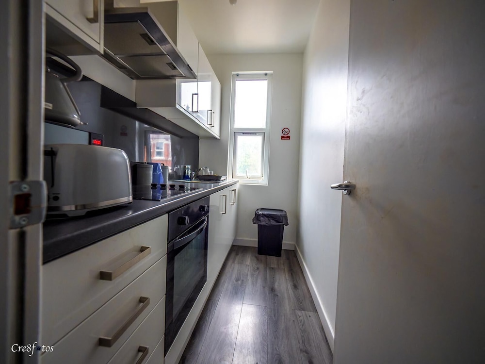 Ensuite5 Woodhouse private bath 2kitchen
