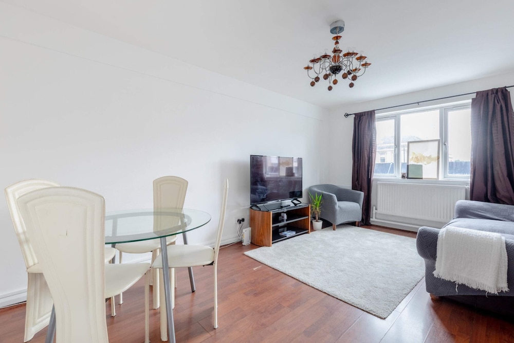 Well Located 2BD Flat 20 Mins to Tower Bridge!