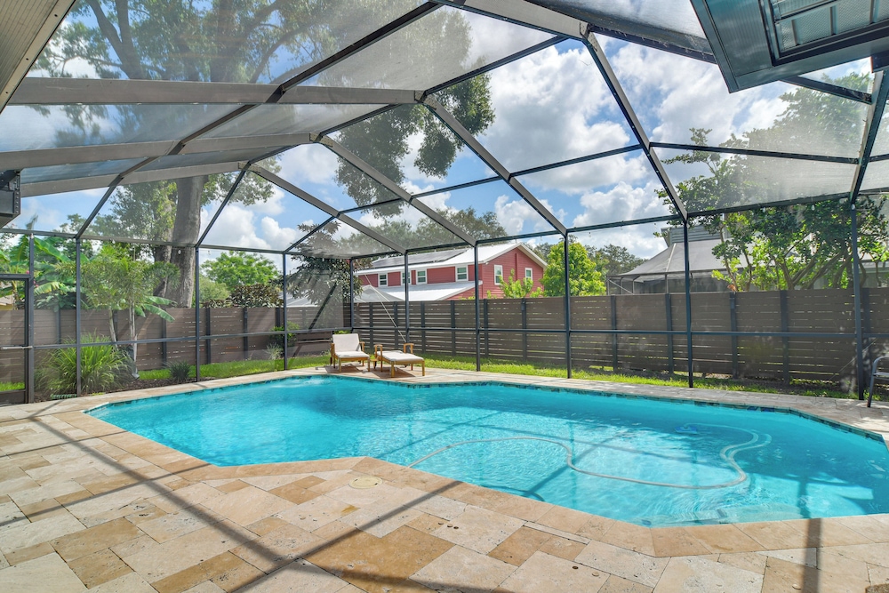 2 Blocks to Golf Course: Spacious Tampa Home!