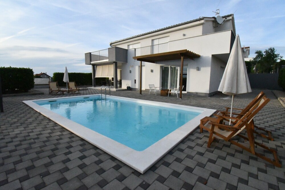 Luxury Escape With Swimming Pool & Modern Design