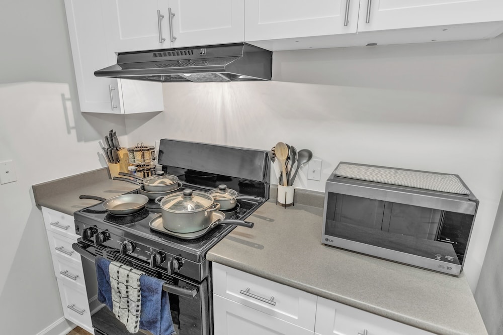 Upscale 1BR Suite to Downtown Raleigh