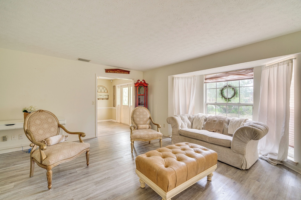 Private Pool & Yard: Family Retreat in Cape Coral
