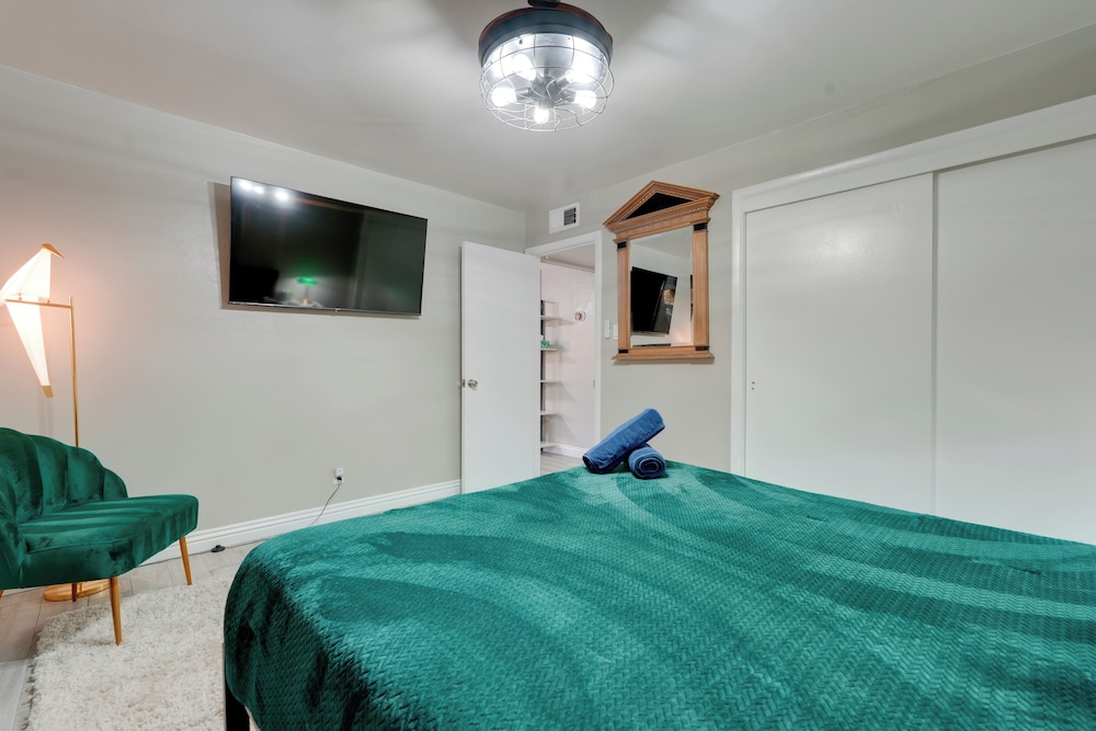 3 Mi to Roosevelt Row Arts District: Apt w/ Patio