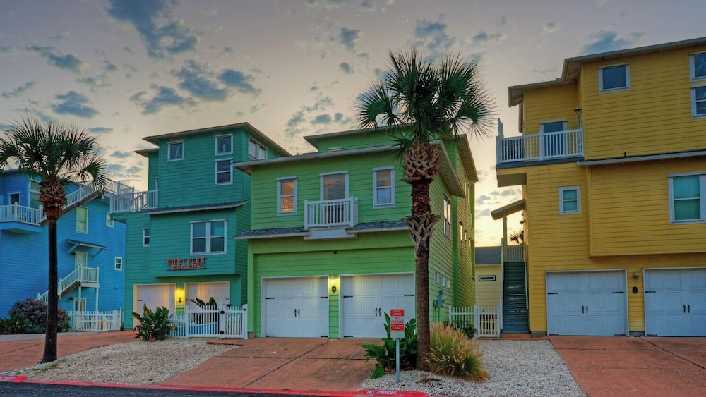 Walk to the Beach Ocean Views, Balcony Dining & Open Living Beachview 54 by Avantstay