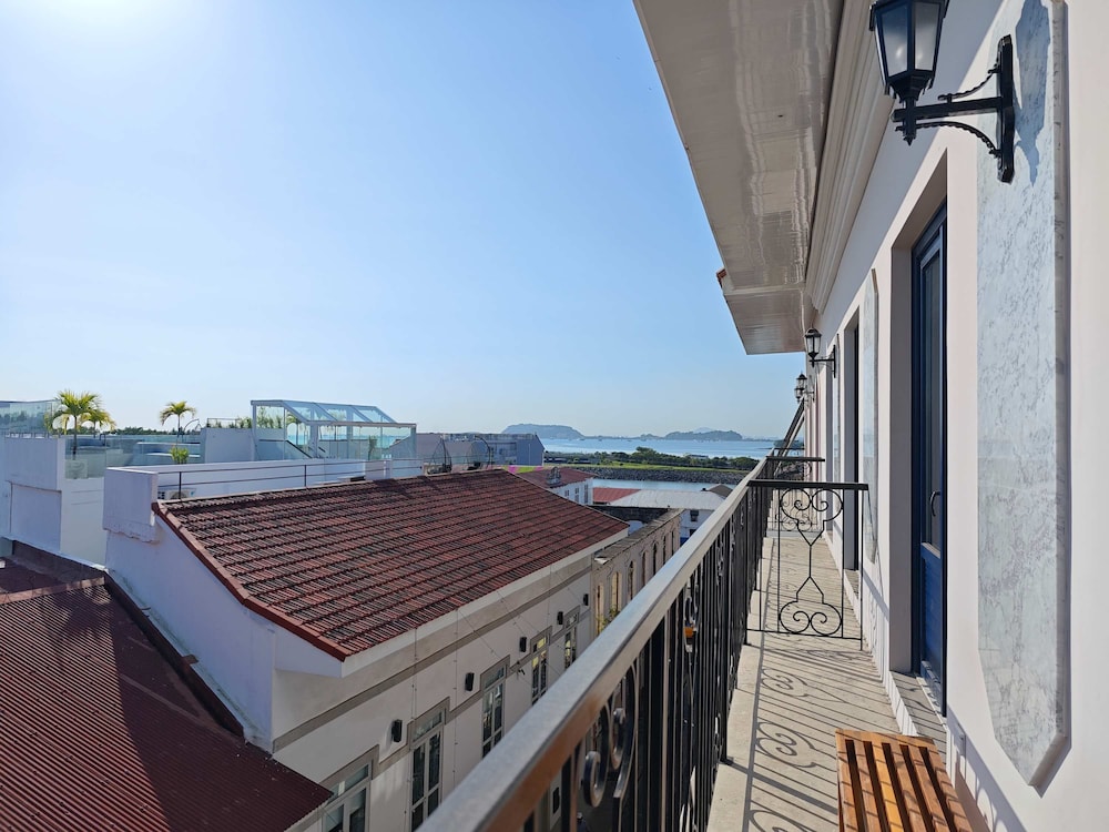 w Grandiose 1BR w Balcony in Casco Viejo