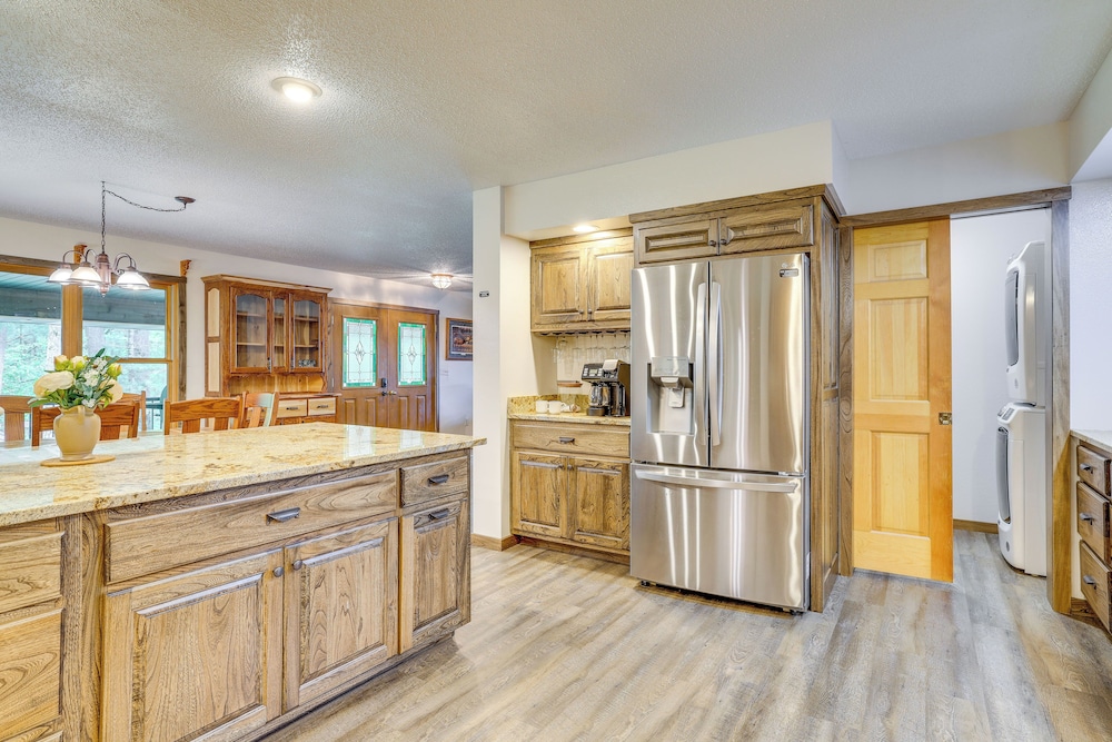 Gorgeous Lake Arbutus Getaway w/ Dock & Boat House