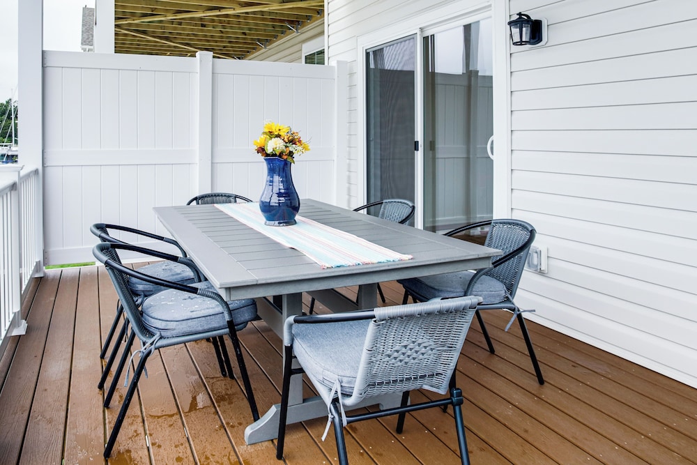 < 1 Mi to Dtwn: Waterfront Townhome in Cambridge!