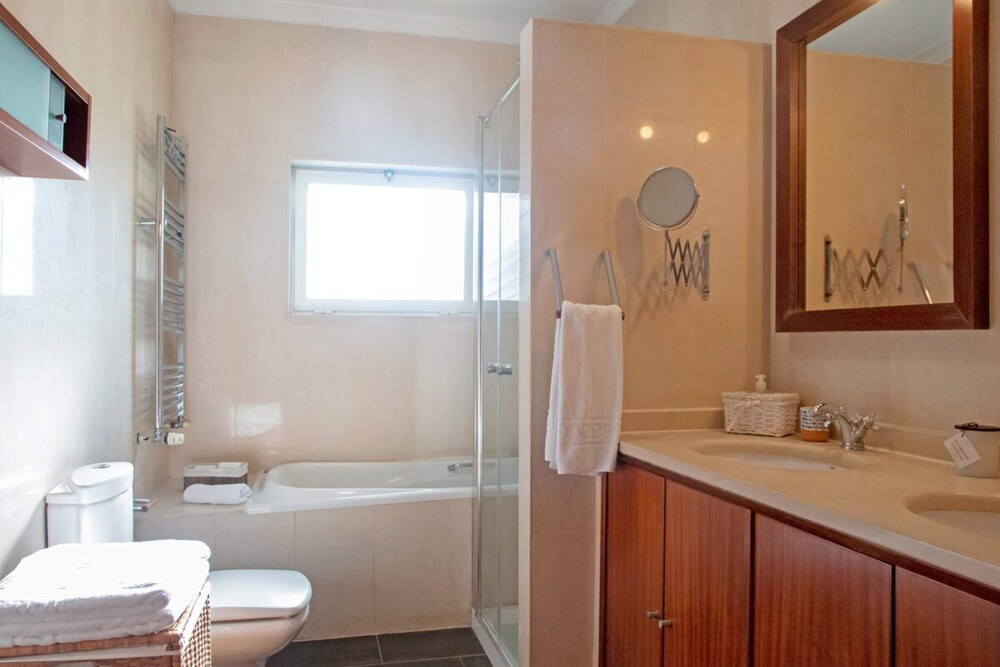 Fig Tree Family House w 4 Bedrooms, Garden & Pool view 4