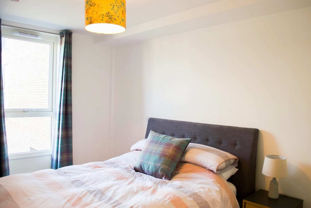 Modern Home by Leith Walk view 2
