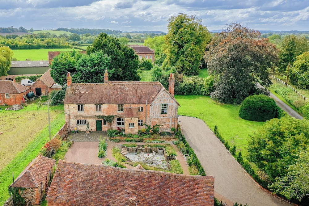 Stunning 4BD Home in Worcestershire