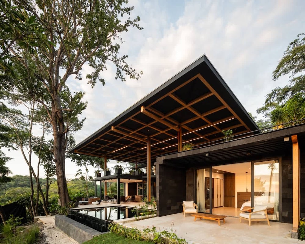 w Spectacular 4BR Villa in Costa Rica