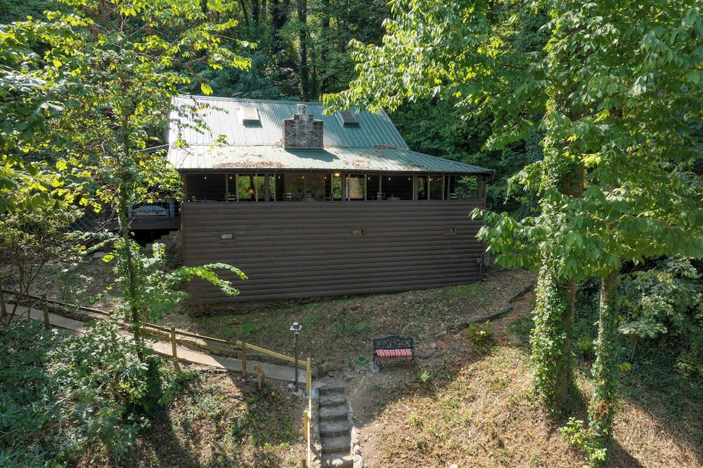 Riverwood Gatlinburg/pigeon Forge Cabin w/ River Views
