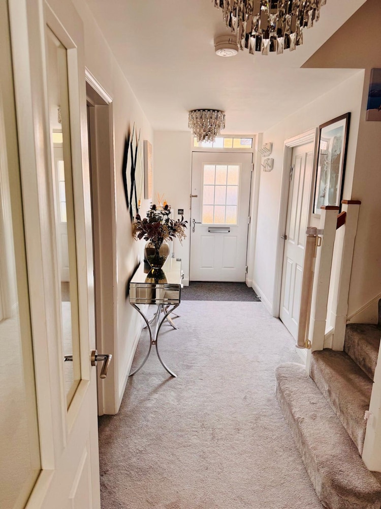 Luxurious Majestic 4 Bedroom- Free Parking