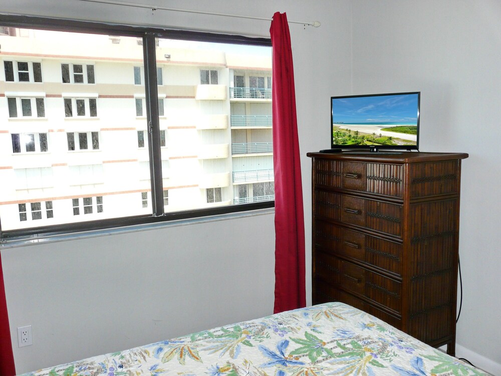 Inviting Beachfront Condo With Pool, spa and Views view 5