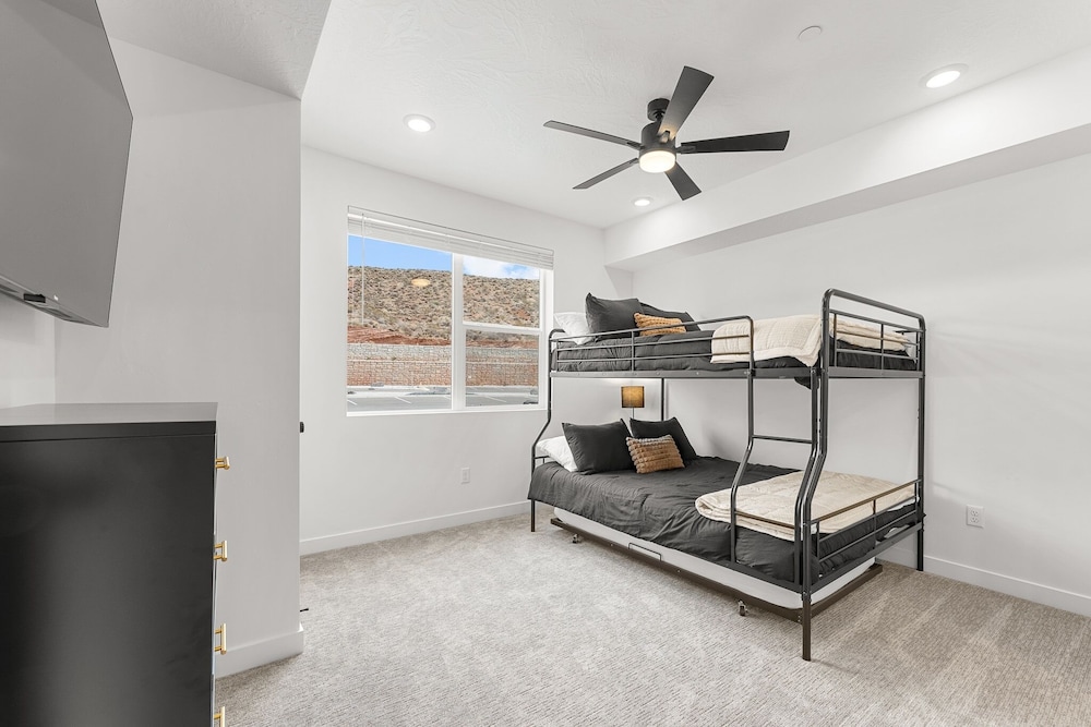 Gateway Getaway #102 2 Bedroom Condo