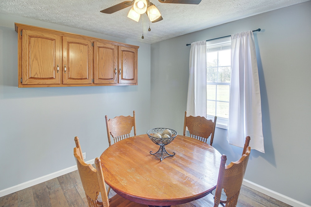 7 Mi to Barren River Lake: Quiet Getaway w/ Yard!