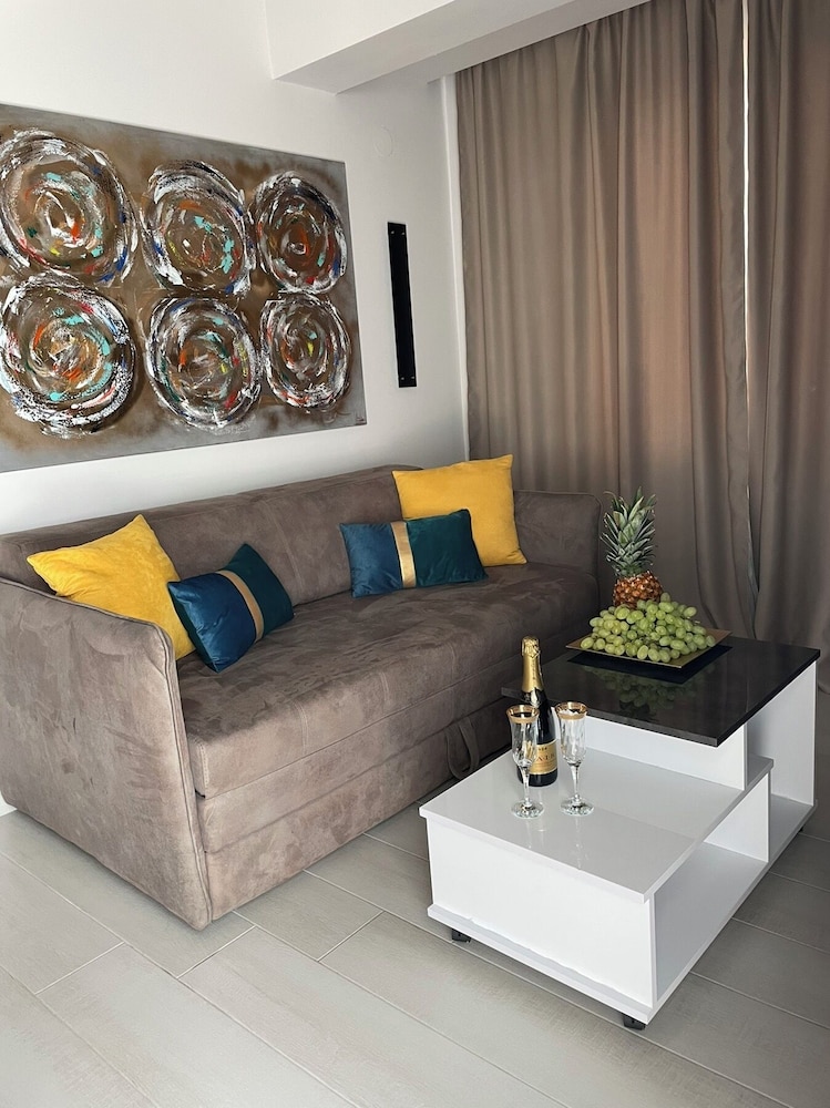 LUXSUITES