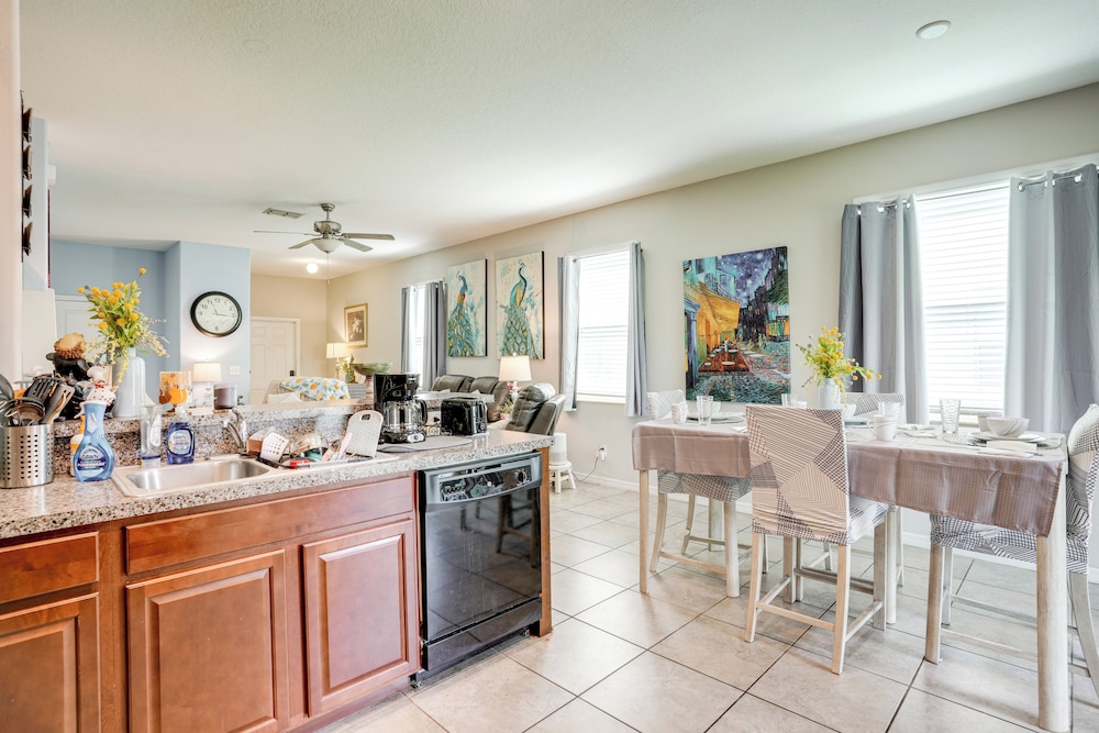 4 Mi to Brandon Exchange: Resort-style Townhome!