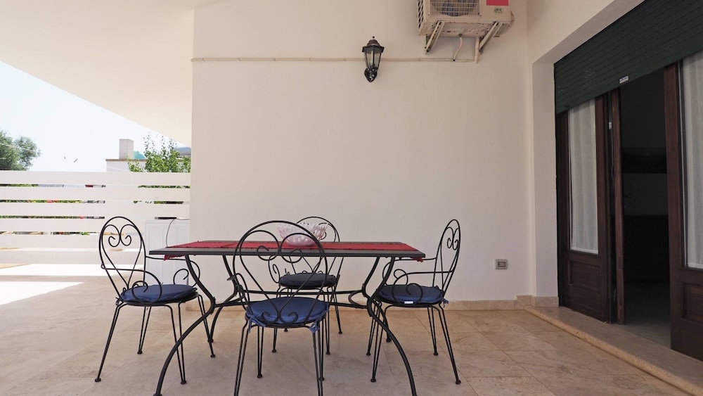 Villetta Nonno Seba Sleeps 4 Just a few Metres From the sea