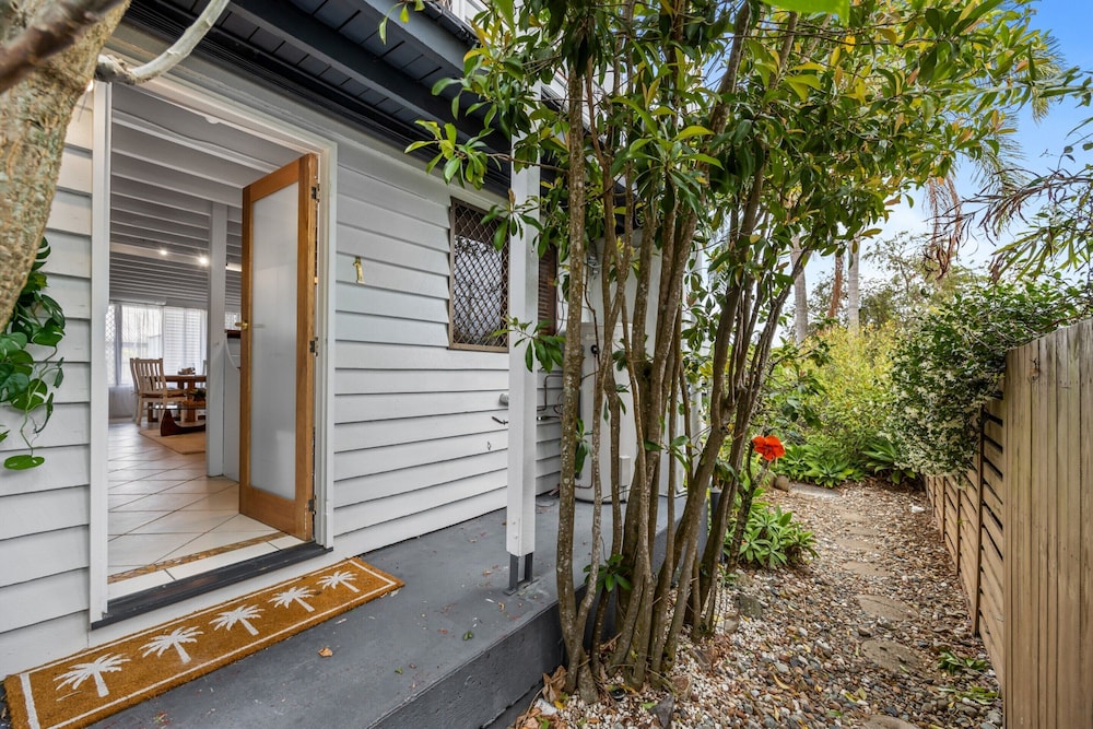 Chic 2-bed Cabin-style Home by Mooloolaba Beach