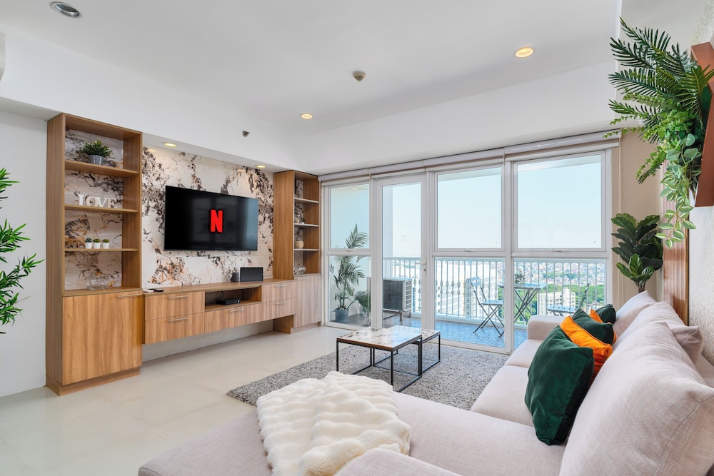 Luxe Suite With 180 Stunning City Views