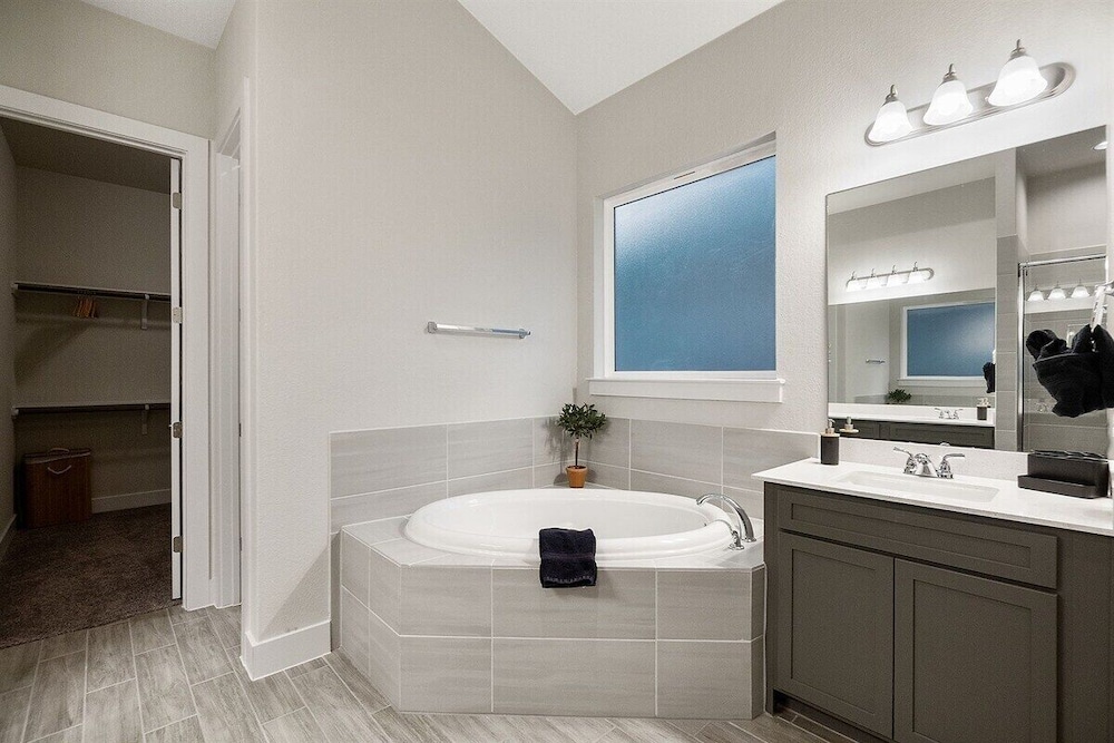 Spacious Cozy 4B Home in Frisco