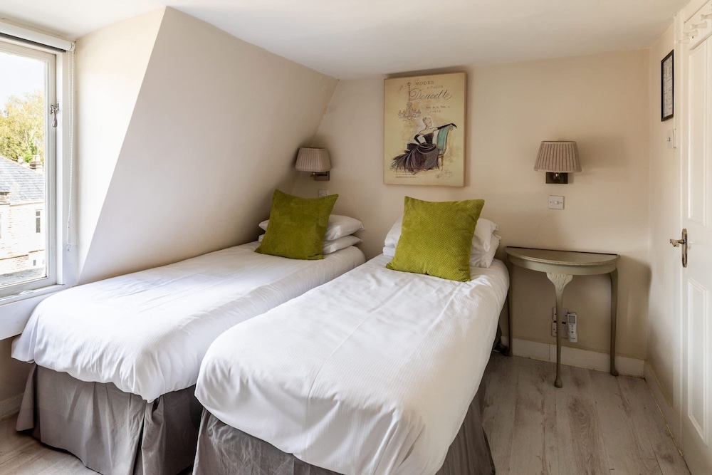 Stylish 4-bedroom Townhouse in the Heart of Bath